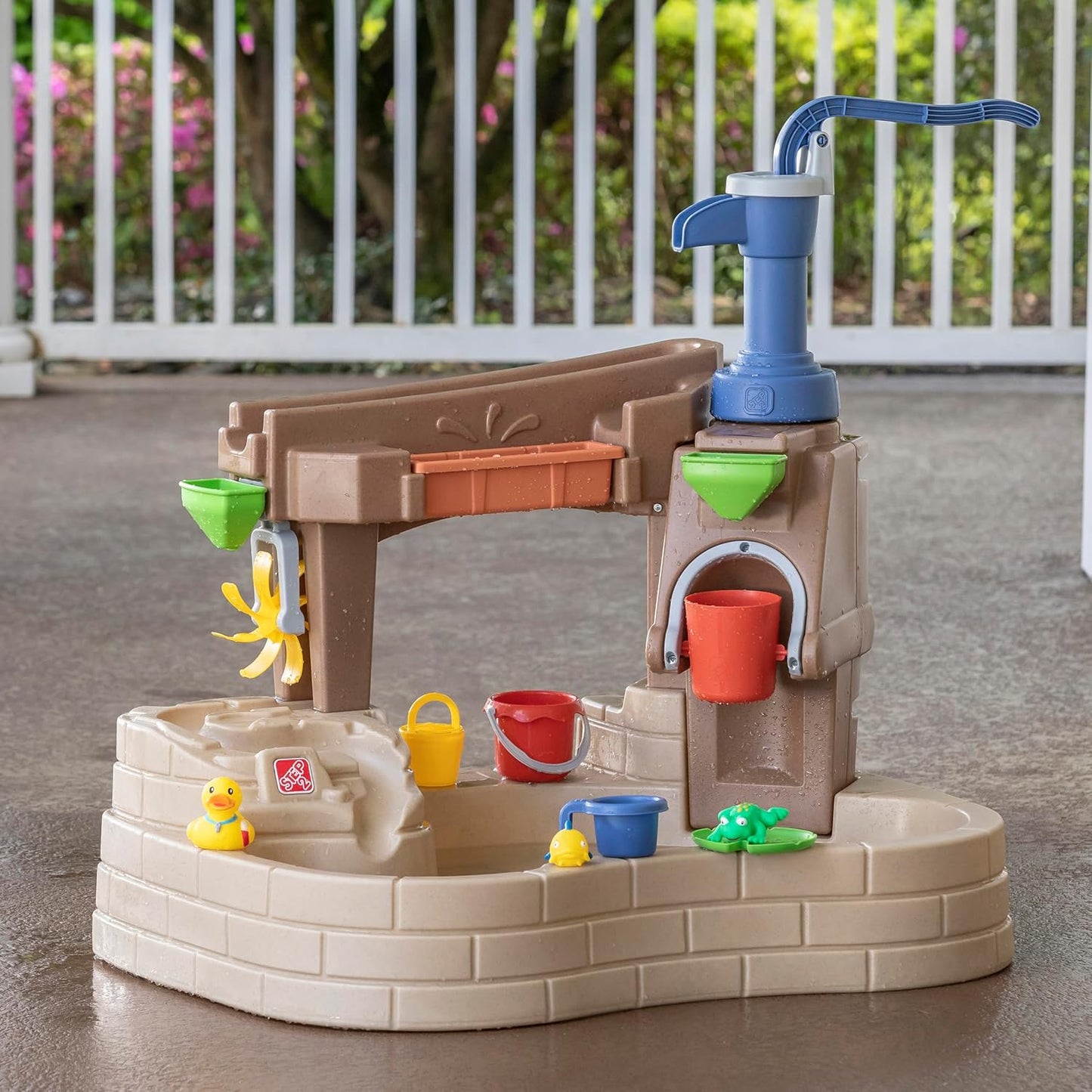 Step2 Pump & Splash Discovery Pond Water Table